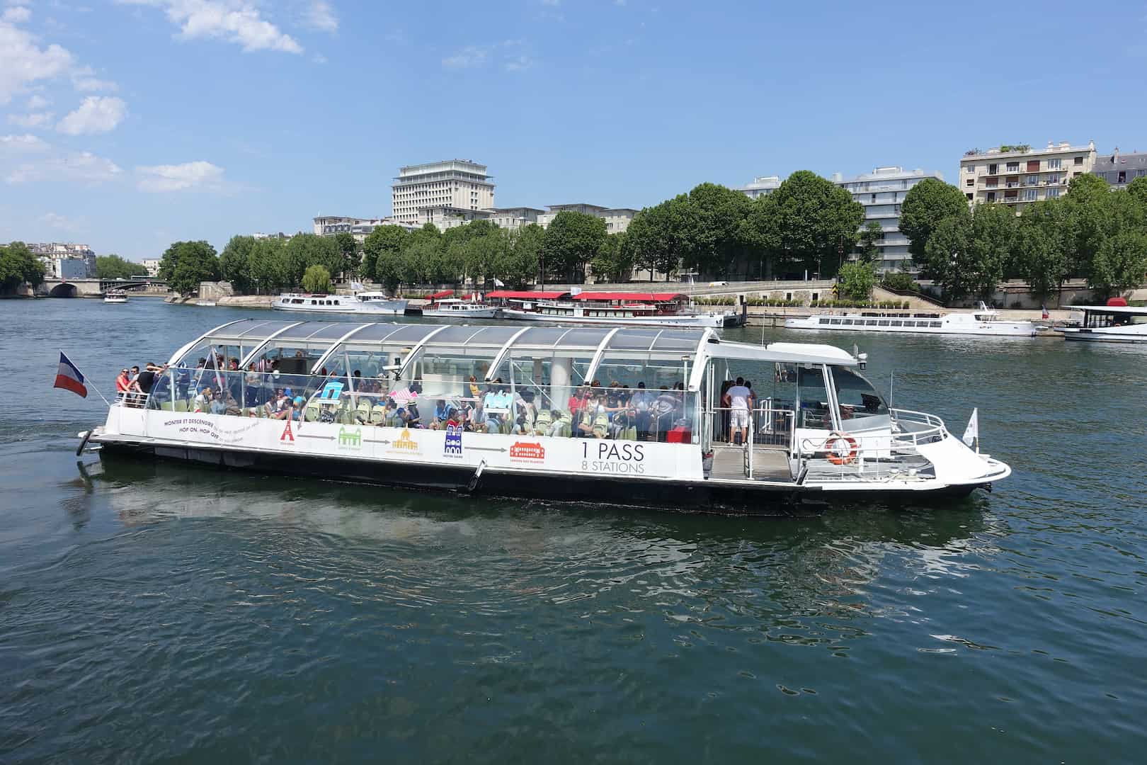 Batobus ένα πλωτό τουριστικό λεωφορείο που ταξιδεύει στον ποταμό Σηκουάνα